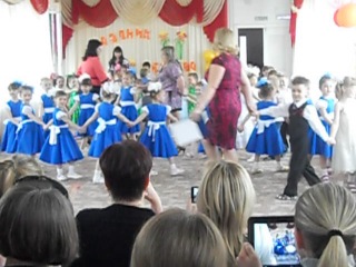 Праздничный концерт в детском саду. Танец тучки,поле 5 лет
